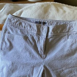 Liz Claiborne Audra classic pants!Denim Blue stripe Seersucker Capri Sz 6